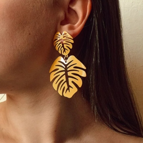 Big Gold Tone Leaves Earrings - Picture 2 of 4
